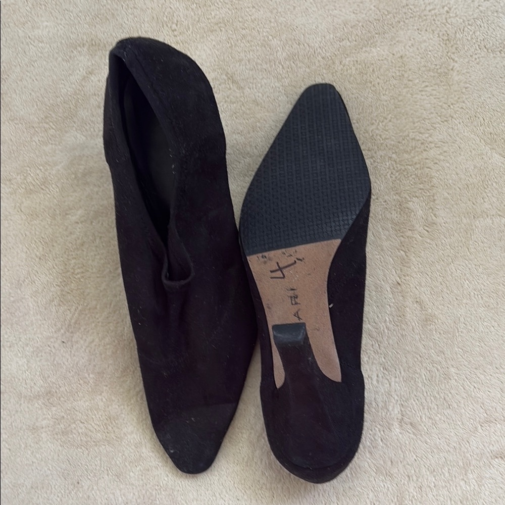 Tahari Black Heeled Boots with Sleek Design